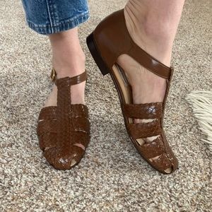 Vintage Etienne Aigner fisherman sandals